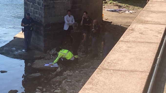 Macabro rinvenimento al Ponte Vecchio: in acqua il corpo senza vita di un uomo