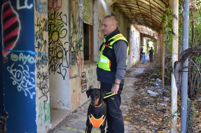 Tracce ematiche e resti umani: cani detective in azione a Consonno