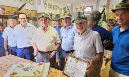 Gli Alpini festeggiano il veterano Butti, fondatore del gruppo