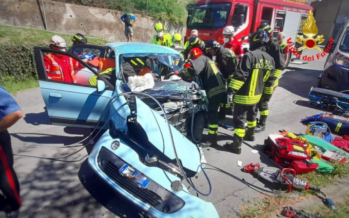 Schianto a Sirtori, 27enne finisce contro una recinzione