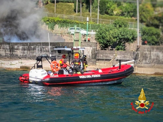 Brutto incendio nel lecchese, a fuoco imbarcazioni e pontile