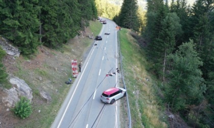 Bernina, muoiono due motociclisti dopo lo scontro con due auto in sorpasso: si cercano testimoni