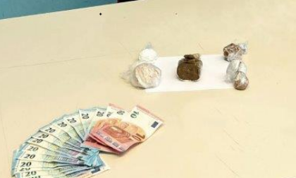Blitz nei boschi della droga: trovati coca, hashish ed eroina per migliaia di euro