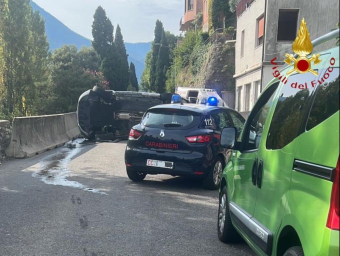 Schianto sulla Regina, auto si ribalta: coinvolti anche due bambini