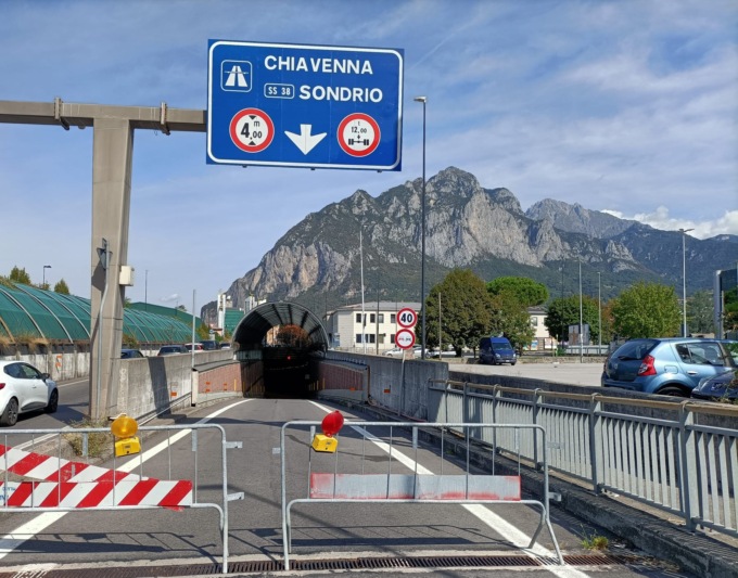 caos traffico in via Fiandra