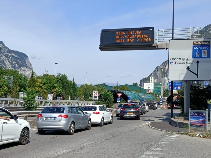 caos traffico in via Fiandra