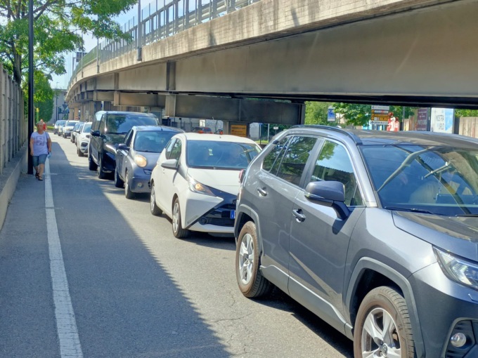 caos traffico in via Fiandra