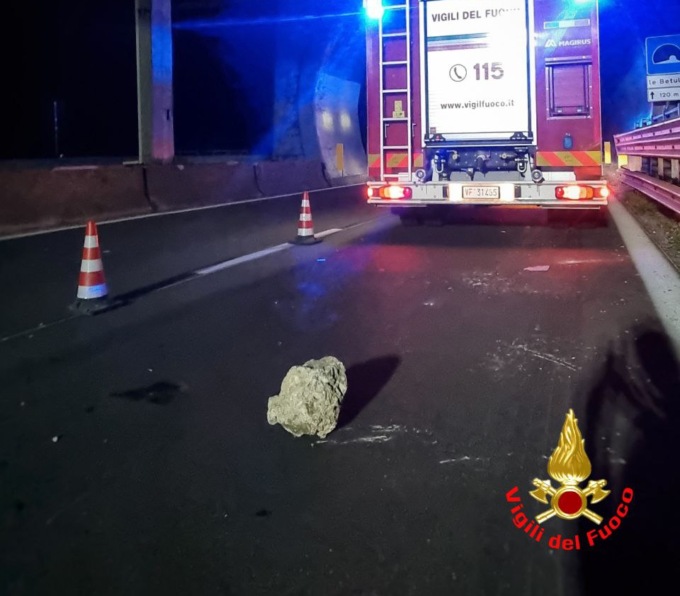 caduta massi sulla ss36, riaperto al traffico