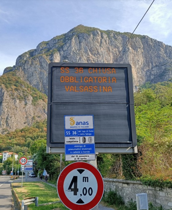 Caduta massi sulla ss36, lunghe code e traffico in tilt a Lecco | FOTO