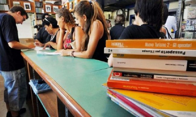 Caro scuola: si spenderà  il 7% in più e si arriva a 1300 euro a studente