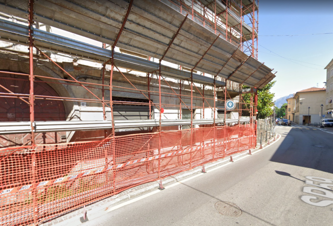 L’edificio Fenaroli verrà demolito, chiude il centro per lavori. Il paese cambia volto