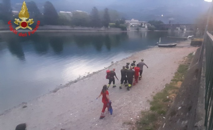Trascinato dal cane precipita sul greto dell’Adda, salvato dai pompieri