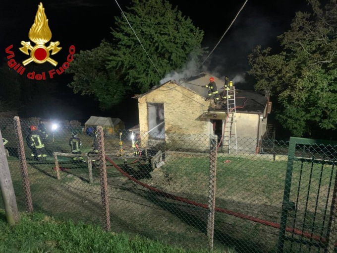 Fiamme nella notte, bruciato un cascinale