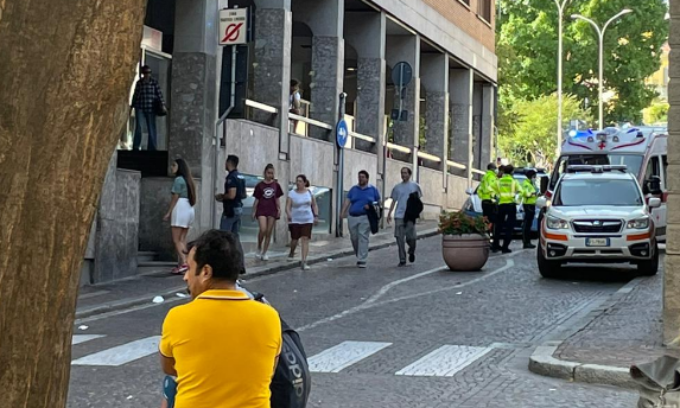 Ancora sirene in via Volta: 14enne dà in escandescenze, bloccato e portato in ospedale