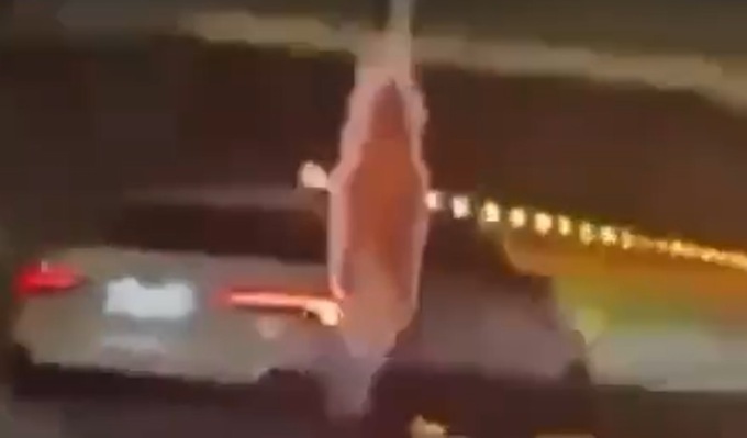 Si fa un video mentre sfreccia a folle velocità sulla Statale 36… ma si schianta