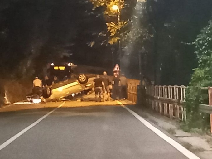 Auto ribaltata, 50enne in ospedale. Temporaneamente chiusa la vecchia Lecco-Ballabio