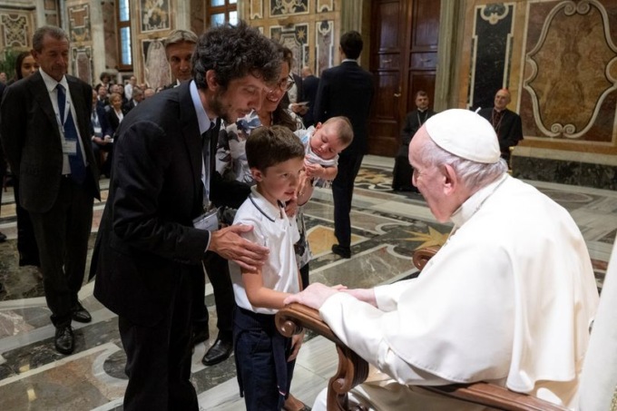 Il piccolo Pietro da Papa Francesco per il suo sostegno al popolo siriano