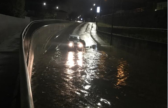 Bloccata nel sottopasso con l’acqua fino alla portiera: lecchese salvata