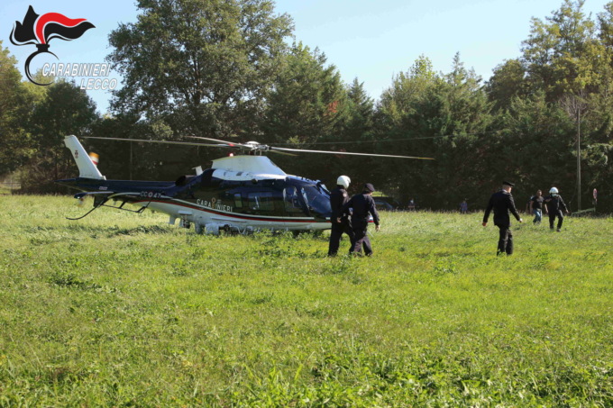 Blitz contro lo spaccio nei boschi della droga: un pusher si butta nel dirupo, l’altro aggredisce i Carabinieri