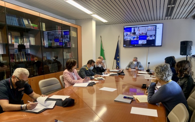 Lunedì si torna a scuola con orario unico e senza mascherine (tranne sui bus). Presidiati istituti e “zone calde”