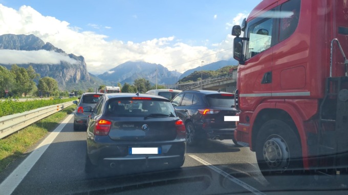 Lecco, attraversamento allagato e Barro off limits: traffico totalmente in tilt anche dopo la riapertura