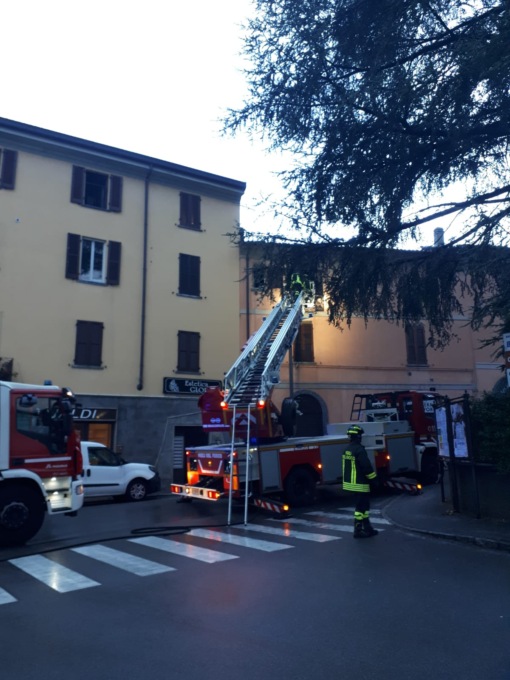 Incendio in appartamento all’alba: Vigili del fuoco mobilitati