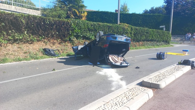 Paura per un'auto a gas ribaltata: grave la donna al volante, trasferita in codice rosso a Lecco