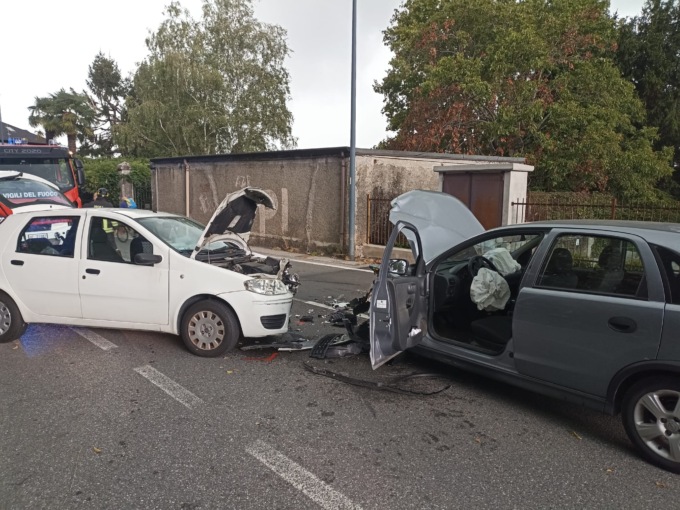 Violento scontro frontale tra auto sulla Provinciale