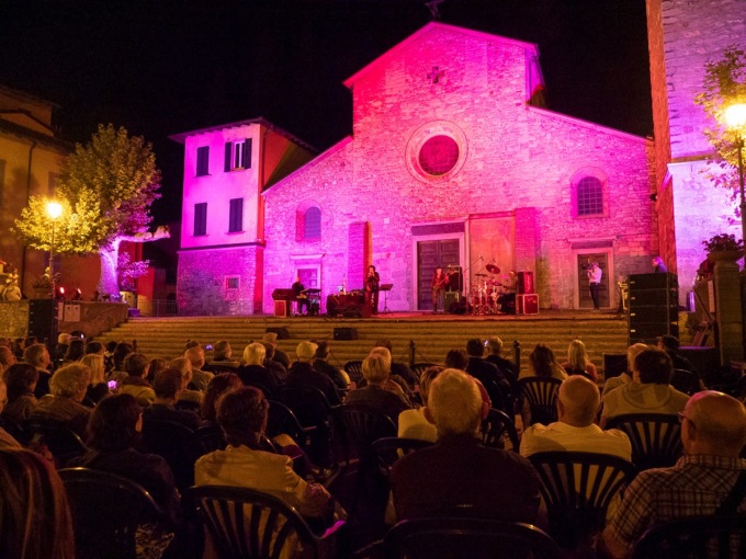Piazza San Giorgio gremita per il concerto di James Senese e la sua band
