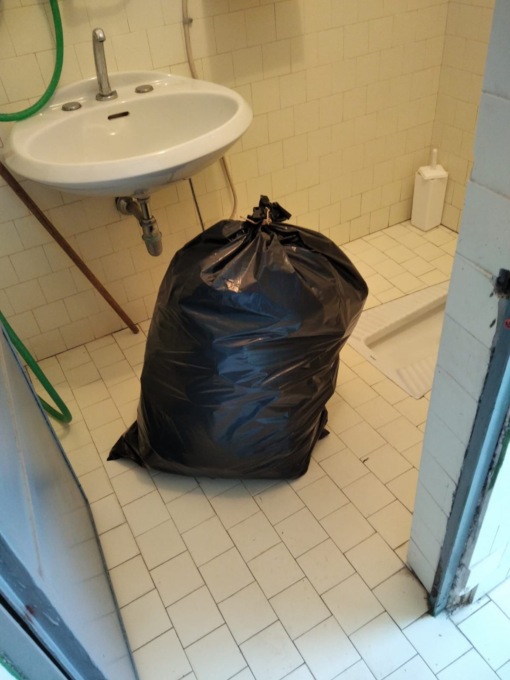 Abbandona i rifiuti nel bagno del cimitero: beccato e multato