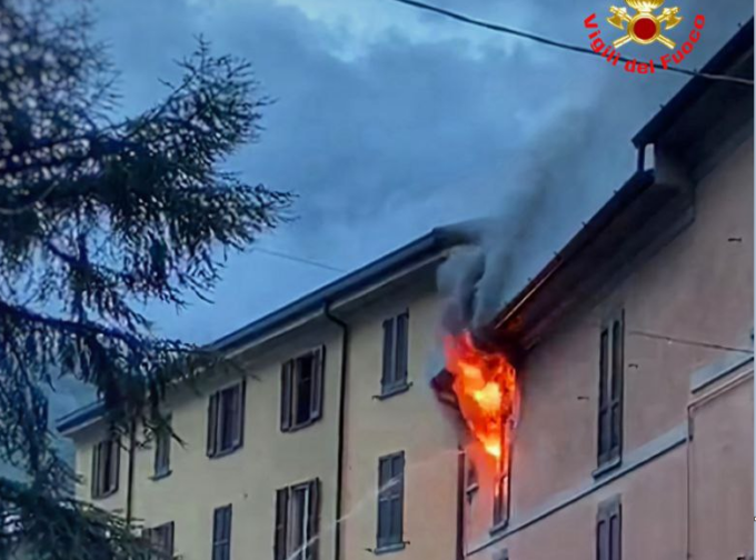 Domato l’incendio in appartamento:  fiammate anche fuori dalle finestre