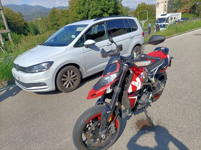 Moto si schianta con un’auto alla Levata, feriti due ragazzi