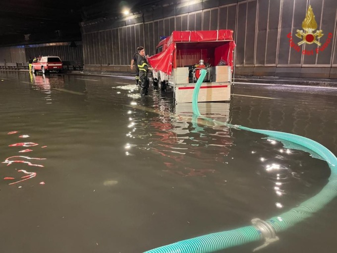 Lecco: attraversamento chiuso per allagamenti