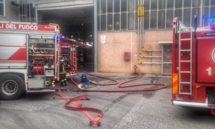 Incendio in una vasca di olio in ditta: mobilitate tre squadre di Vigili del fuoco