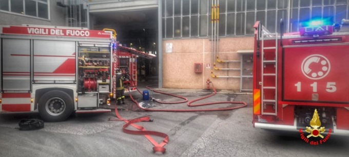 Incendio in una vasca di olio in ditta: mobilitate tre squadre di Vigili del fuoco