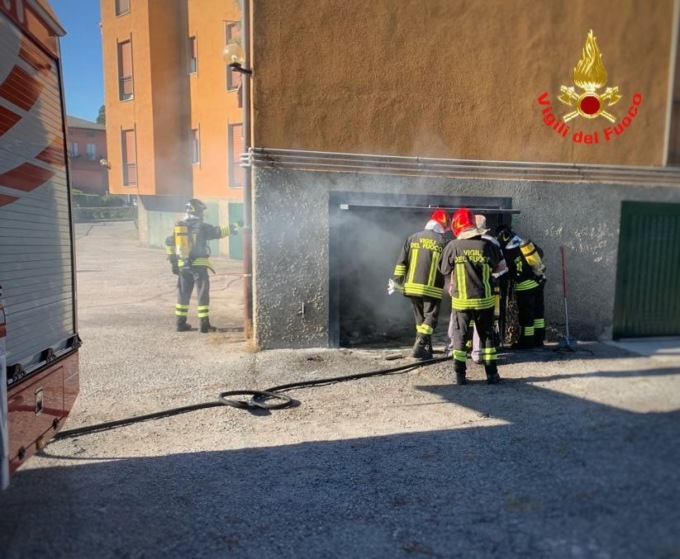 Incendio in un box: mobilitati i Vigili del Fuoco