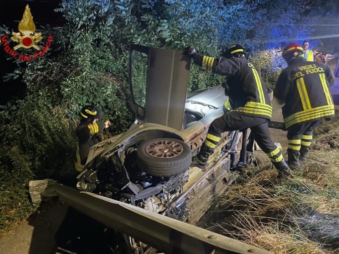 Si ribalta con l’auto, paura per un anziano