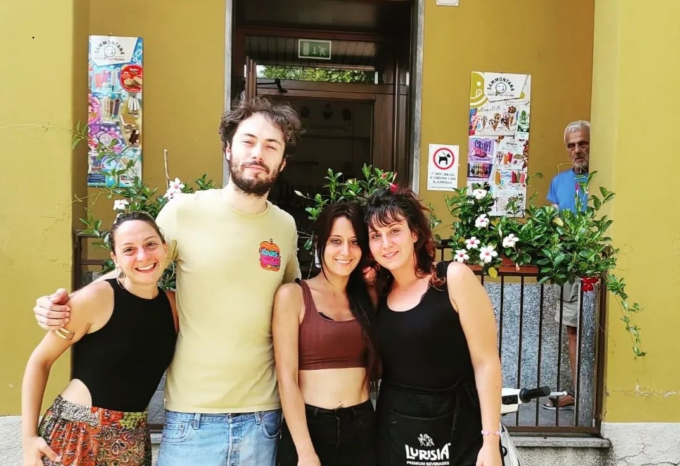 Pinguini Tattici Nucleari: tutti pazzi per il frontman. Abbracci e foto nel Lecchese