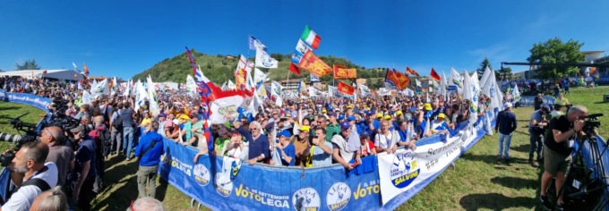 Raduno della Lega, arriva anche Salvini sul palco del pratone di Pontida