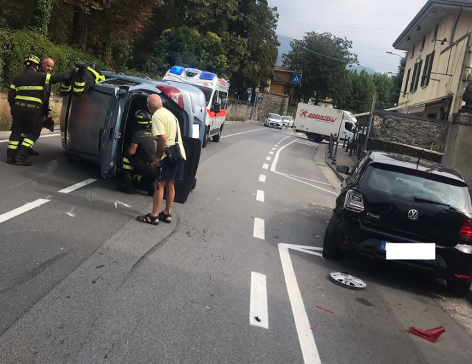 Auto ribaltata: due giovani soccorsi da… assessore e consigliere