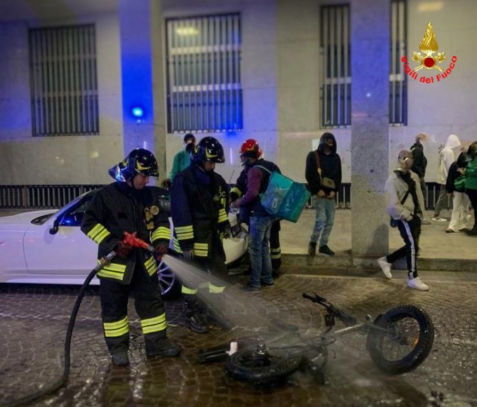 A fuoco la bici elettrica di un rider impegnato nelle consegne a domicilio