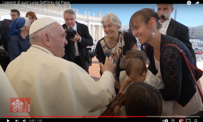 Papa Francesco abbraccia i parenti di suor Luisa dell’Orto