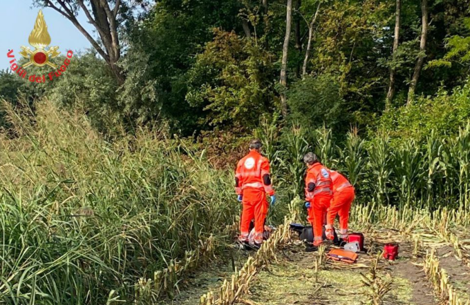 Travolto da una mietitrebbia mentre dormiva in un campo