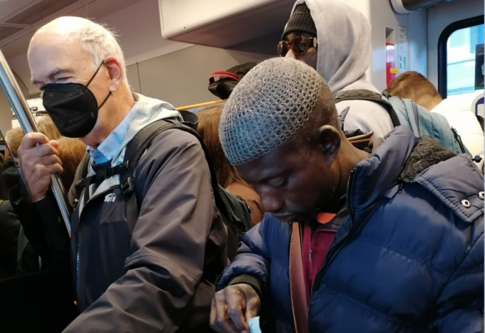 Straniero: “Trenord con i vagoni a metà lascia i pendolari a piedi”. Il video sulla Lecco-Oggiono