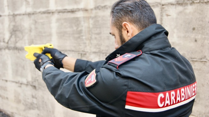 Taser in dotazione ai Carabinieri lecchesi: via libera alla pistola a impulsi elettrici