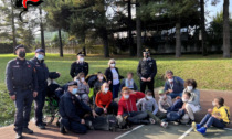 I bimbi de La Nostra Famiglia a lezione di sicurezza coi Carabinieri e i... cani antidroga