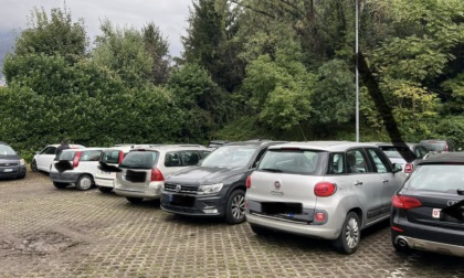 Raduno degli Alpini a Lecco: un centinaio le auto rimosse, scoppia la polemica