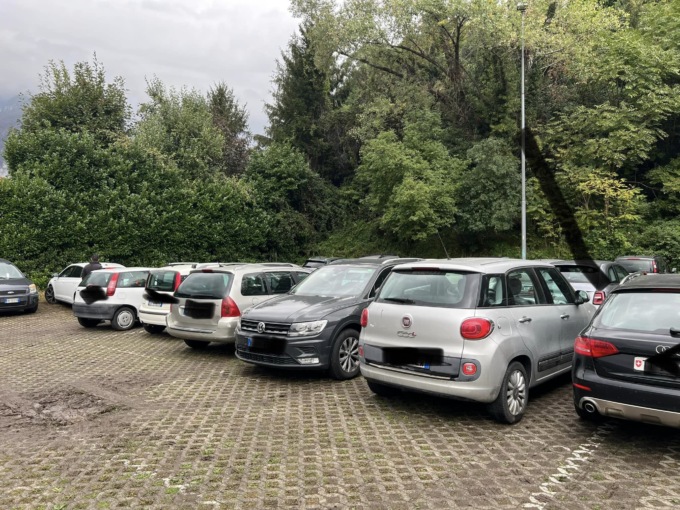 Raduno degli Alpini a Lecco: un centinaio le auto rimosse, scoppia la polemica