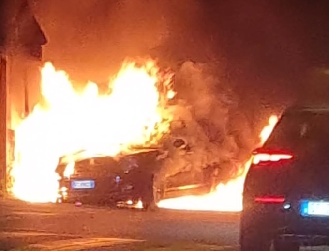 Auto in fiamme a Civate, zona cartiera invasa dal fumo