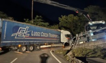 Autotreno incastrato blocca la Statale 36 per ore